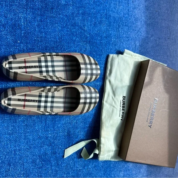 Burberry Cream and Black Flats with Iconic Check Design - Picture 2 of 7